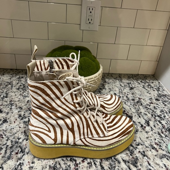 Zebra print Urban outfitters Combat Mohair boots 9 M - Picture 2 of 5